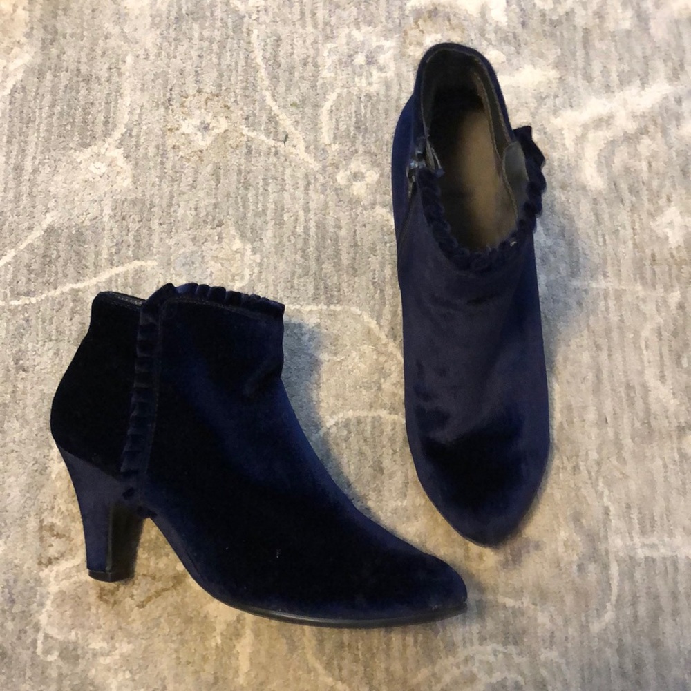 Dark blue size 8 aersosoles booties